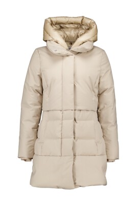 puffy-parka-in-sand