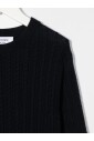 pull-bleu-en-tricot-torsade