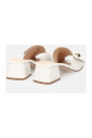 witte-leren-sandalen-klem-accessoire