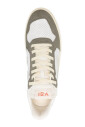 baskets-blanches-avec-logo-patch