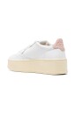 sneakers-blanches-design-elegant-tenue-decontractee