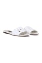 chaussures-plates-blanches-en-cuir-avec-logo