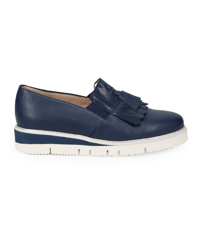 sneakers-bleues-a-franges-et-pompons