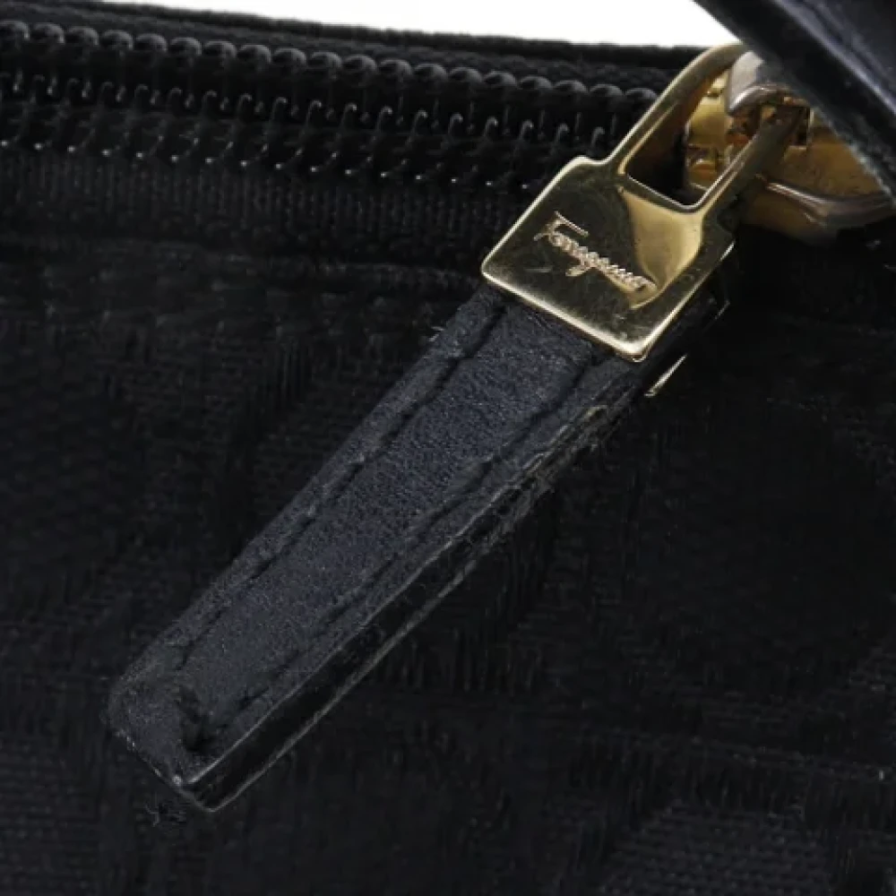 Salvatore Ferragamo Pre-owned Fabric shoulder-bags Black Dames