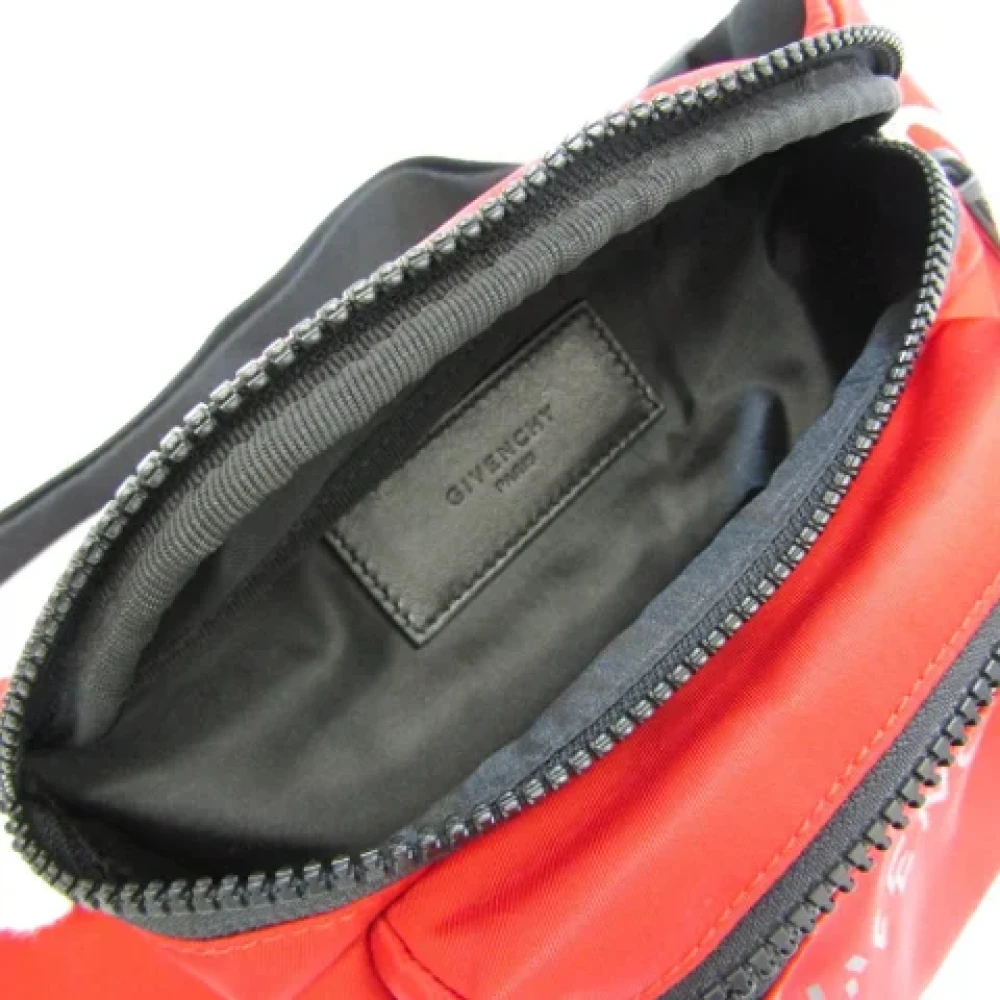 Givenchy Pre-owned Fabric clutches Red Dames