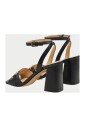 zwarte-sandalen-met-vierkante-neus-en-logoprint