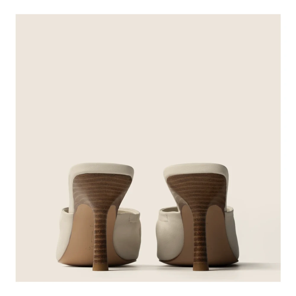 L37 Heeled Mule