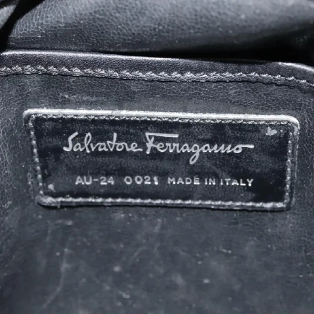 Salvatore Ferragamo Pre-owned Canvas clutches Green Dames