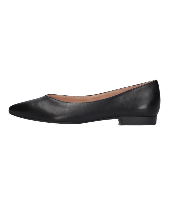 zwarte-loafers-met-v-vorm-detail