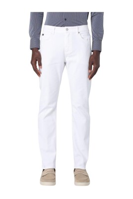 classic-fit-jeans-for-everyday-wear