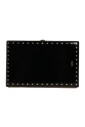 pochette-en-cuir-noir-a-clous-dores