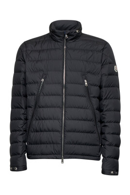 manteau-noir-matelasse-avec-col-montant