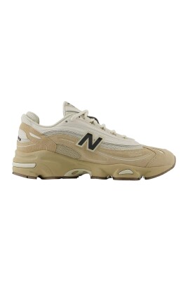polyester-sneaker-black-pu-composition