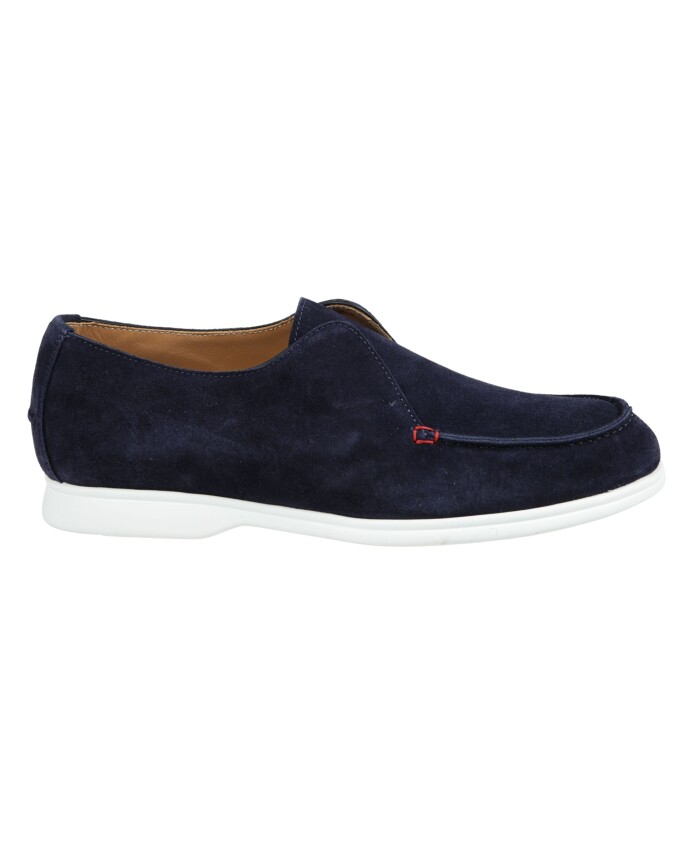 mocassin-en-daim-bleu-avec-detail-brode-rouge