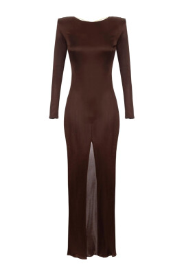 robe-marron-avec-detail-chaine-en-or