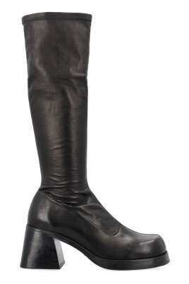 black-closed-boots-with-block-heel