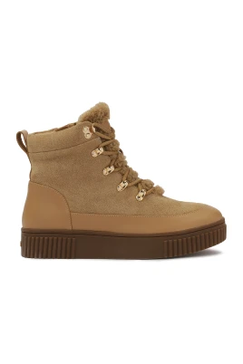 Beige isolerade mockastövlar