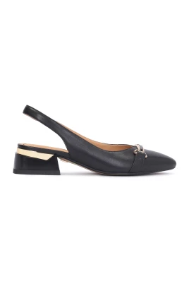Eleganta svarta pumps med en dekoration på framsidan