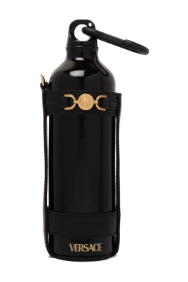 ensemble-bouteille-deau-noir-lifestyle