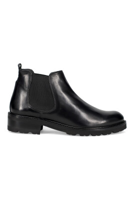 chic-black-leather-boots