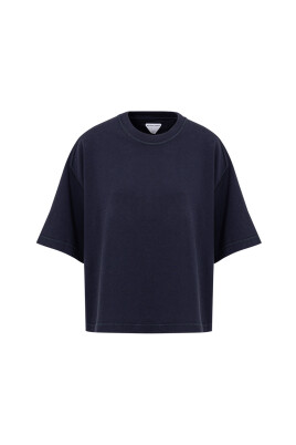 t-shirt-cropped-bleu-a-col-carre
