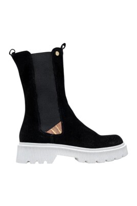black-boots-for-modern-woman