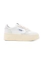 sneakers-blanches-avec-design-perfore