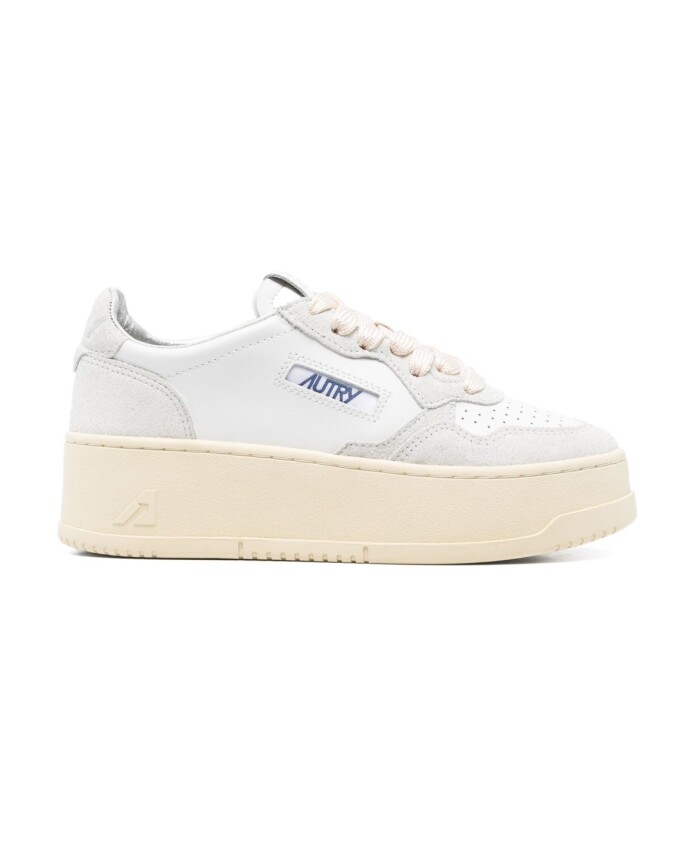 sneakers-blanches-avec-design-perfore