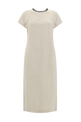 robe-midi-en-lin-avec-bijoux