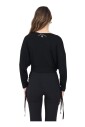 pull-noir-avec-detail-piercing