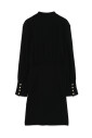 robe-noire-texturee-avec-boutonnage