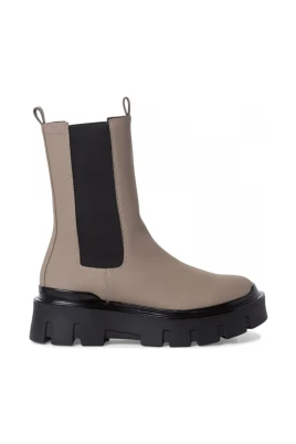 Eleganta bruna avslappnade stängda boots