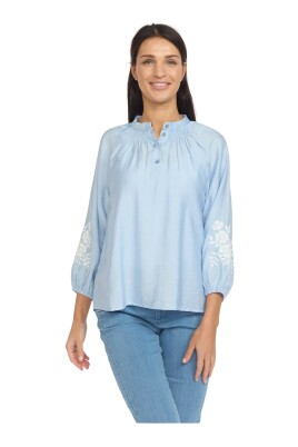 elegant-light-blue-bluse-med-detaljer