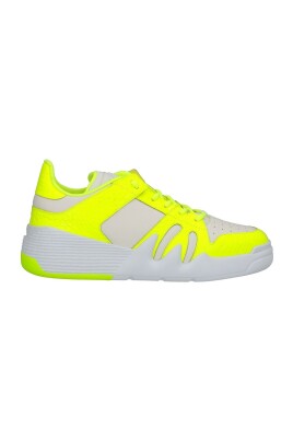 white-sneakers-aw23-street-style