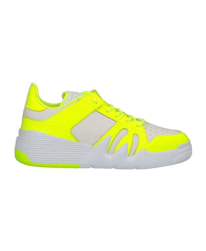 white-sneakers-aw23-street-style