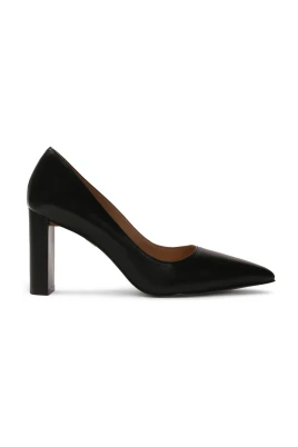 Svarta pumps på en stolpe.Denna produkt är liten i storleken.