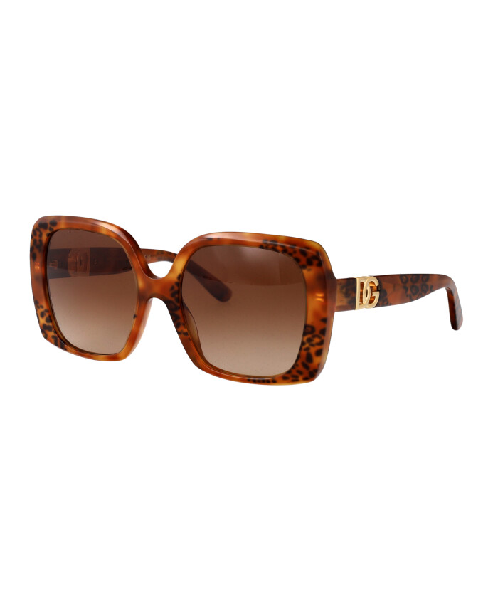 lunettes-de-soleil-elegantes-avec-modele-0dg4475