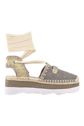 beige-flat-sandal-with-metallic-logo