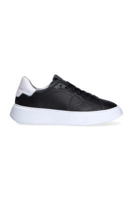 sneakers-en-cuir-noir-avec-detail-blanc