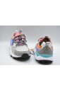sneakers-grises-avec-details-en-daim