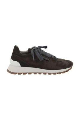 sneakers-en-daim-ornees-delements-emblematiques