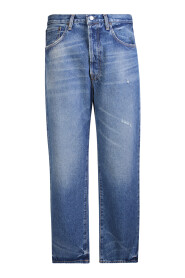 Niebieskie jeansy o luźnym kroju i prostych nogawkach