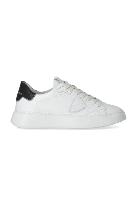 sneaker-en-cuir-noir-avec-detail-argente