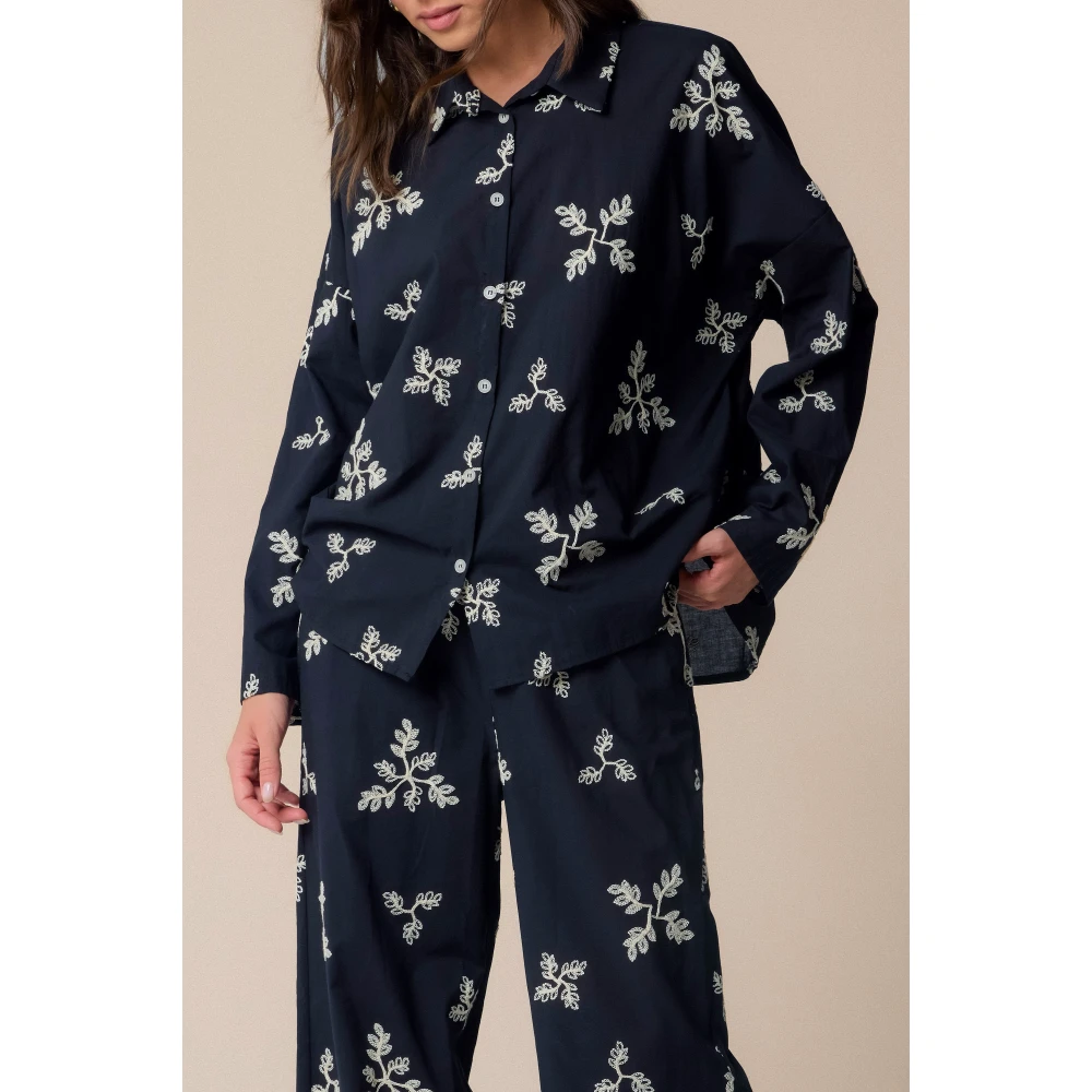 Kocca Zwarte shirt met bladpatroon en knopen Black Dames