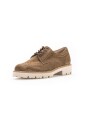 chaussure-a-lacets-avec-dessus-en-daim