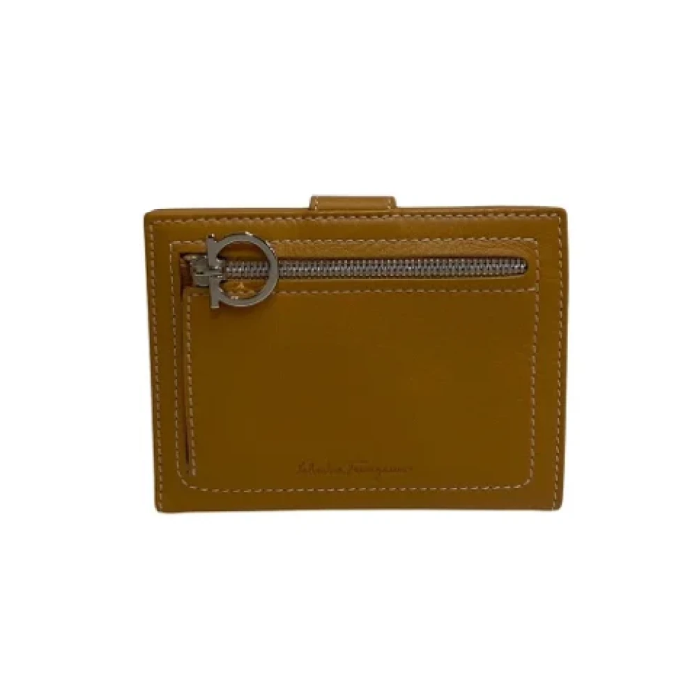Salvatore Ferragamo Pre-owned Leather wallets Beige Dames