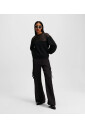 pull-noir-en-materiaux-melanges-avec-broderie