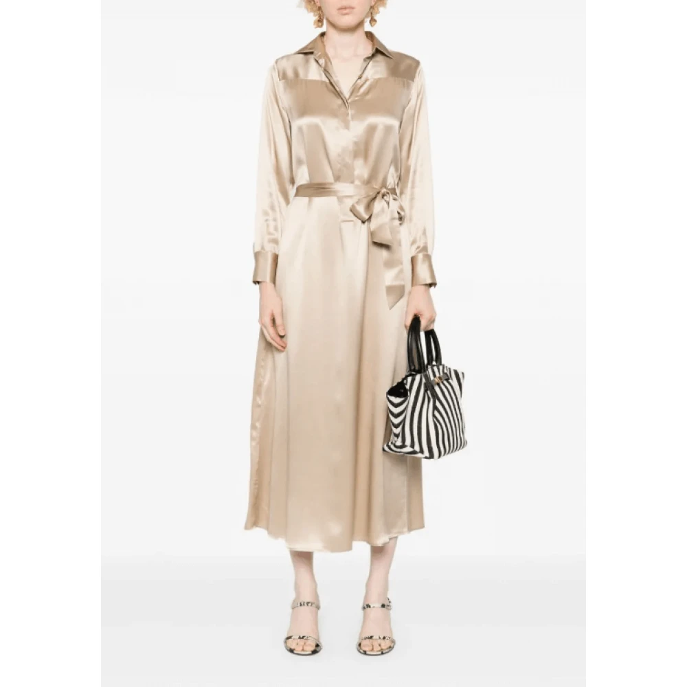 Kiton Zijden Satijnen Klassieke Kraag Overhemdjurk Beige Dames
