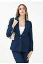veste-bleue-a-boutonniere-simple-coupe-ajustee