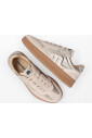 sneaker-taupe-or-elegant-et-polyvalent